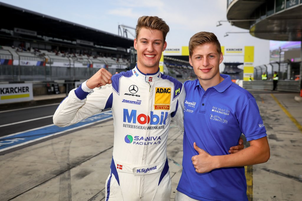 Nicolai Sylvest kunne efter tidtagningen juble over sin pole position sammen med Kim-Luis Schramm